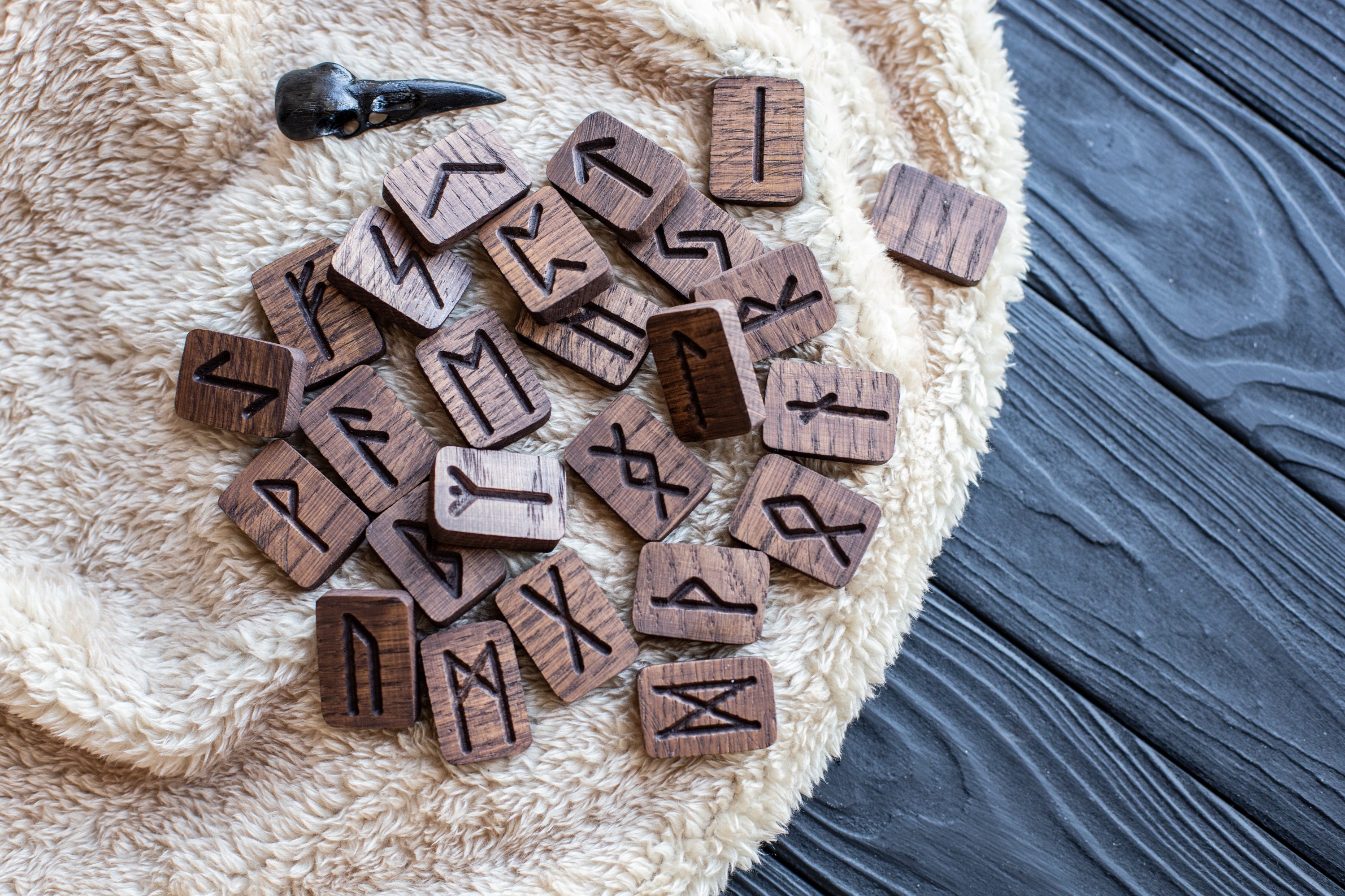 Here are simple and short meanings of the Witches Runes – Blagowood