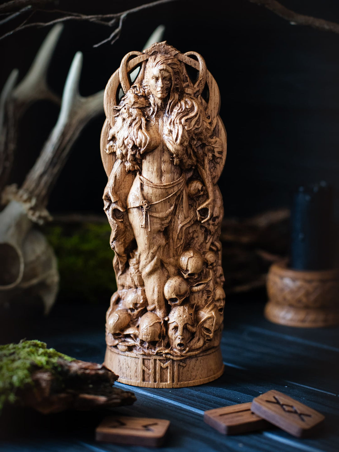 Full view of the Hel statue from the front, highlighting its dimensions and intricate design with a Scandinavian pattern featuring a dog guardian in the background.